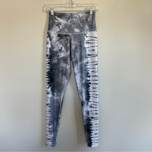 Onzie Graphic Tie Dye High Waisted Midi Leggings Black Grey White - Picture 1 of 4